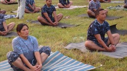 Cảnh sát Nepal tập yoga giảm béo